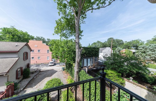 Eastside House | ★Private terrace & parking ★ at this Historic 1800's Townhome in ❤︎ of City