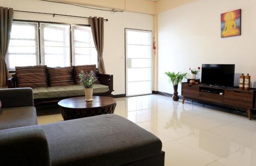Wat Ket House | Private Townhome (Riverside Area and Night Bazaar)