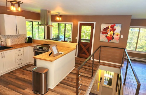 Metchosin House | Private&Tranquil! Hiking trails, outdoor pool and hot tub!