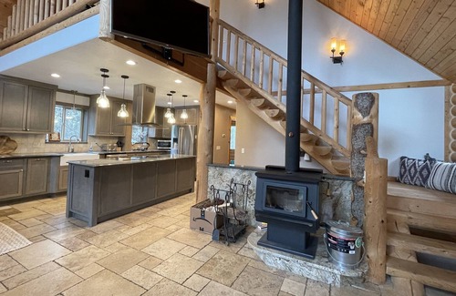 Kenai House | Private Upscale Log Cabin in the Woods