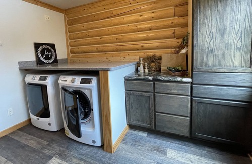 Kenai House | Private Upscale Log Cabin in the Woods