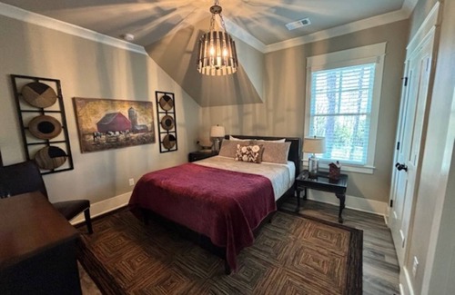 Roswell House | Private & Upscale Modern Carriage House - 7 Min Walk to Downtown!