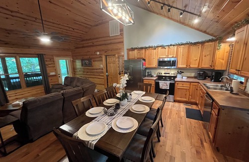 Eagle Mountain House | Private Views/Decks/1 Mile from Gate/8 Mins to Wineries, Private Views/Decks/1 mile to gate/Win
