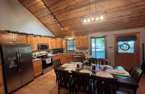Eagle Mountain House | Private Views/Decks/1 Mile from Gate/8 Mins to Wineries, Private Views/Decks/1 mile to gate/Win