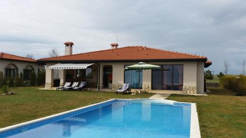 Balchik Villa | Private Villa 102 with heated pool in BlackSeaRama