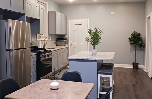 Little Village Apartment | Private villa in a vintage Chicago neighborhood - 10 minutes from downtown