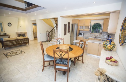 Svoronata Villa | Private villa, infinity swimming pool, fully equipped kitchen, wireless internet