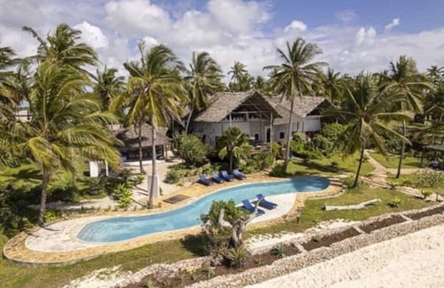 Pingwe Villa | Private Villa with outdoor swimming pool in front of large beach