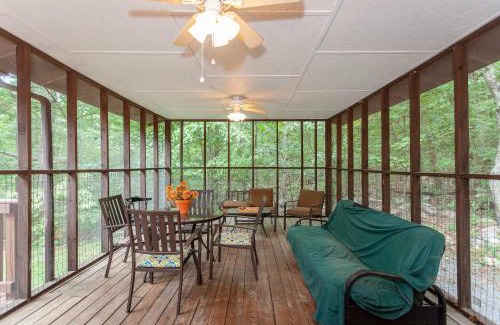 Luray House | Private w Screened Porch Deck & Pet-Friendly