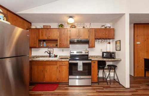 Luray House | Private w Screened Porch Deck & Pet-Friendly