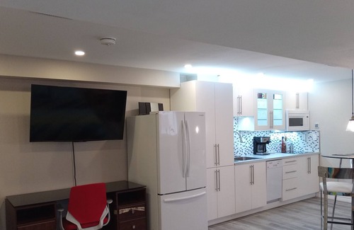 Cambridge Apartment | Private Walkout Basement Suite with Street Parking