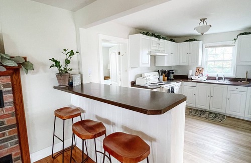 Leamington Cottage | Private Waterfront Belle Point Shores Cottages