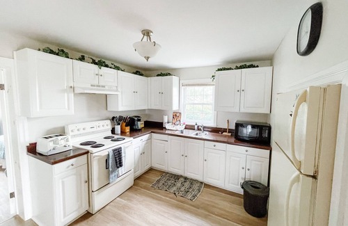 Leamington Cottage | Private Waterfront Belle Point Shores Cottages
