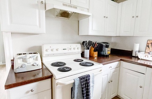 Leamington Cottage | Private Waterfront Belle Point Shores Cottages
