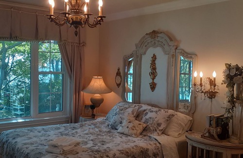 Port Colborne House | PRIVATE WATERFRONT