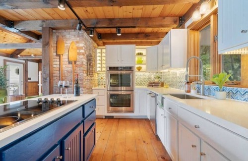 Mont Vernon House | Private Waterfront, Spa Hot Tub, King bed, Yoga, Gym, Kayaks, and more.