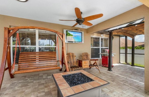 Trafalgar House | Private Waterfront Villa Heated Pool Pool Table Villa Heat Wave - Roelens Vacations