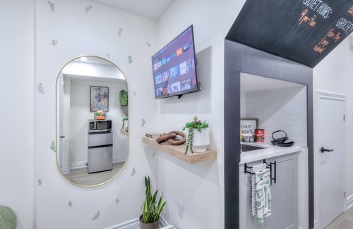 Pickering House | Private | WiFi | Queen Bed | TV | Desk | Cafe | Free Parking | Pickering Casino