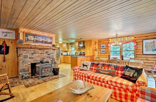 Wilmington Cabin | Private Wooded Cabin: 7 Mi to Mount Snow!