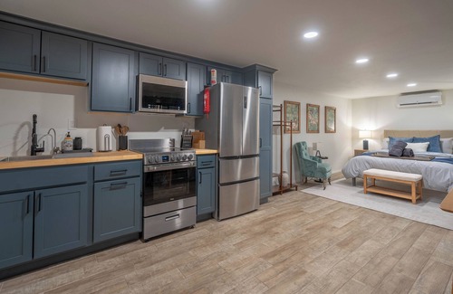 Midland Apartment | Private Yard - Full Kitchen - Mini Golf - BBQ