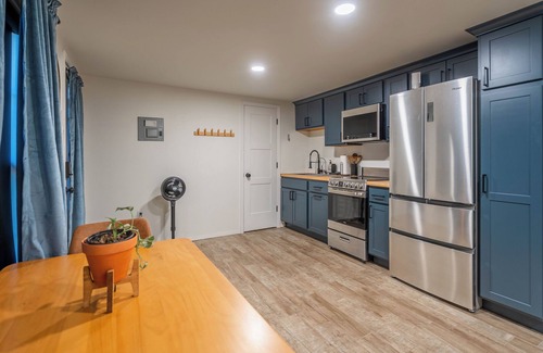 Midland Apartment | Private Yard - Full Kitchen - Mini Golf - BBQ