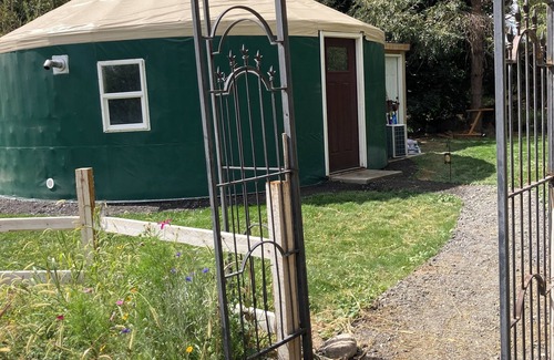 Buhl Cabin | Private yurt perfect for your Magic Valley stay.