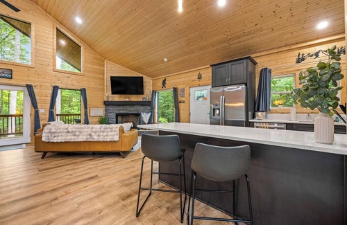 Cleveland Cabin | Prized Gem - 3rd Night Free! See Details Below.