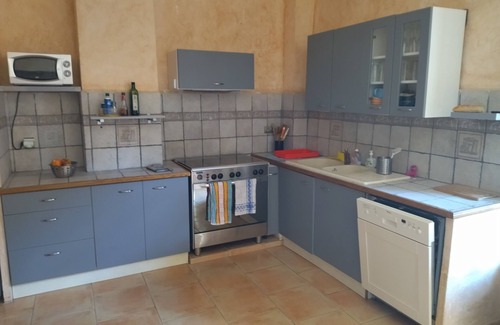 Saint-Laurent-des-Arbres House | Proche Avignon Grande Maison calme en pierres avec cour intérieure,10 personnes