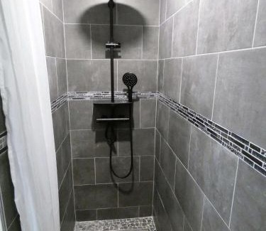 Clermont-l'Herault House | Proche Lac du Salagou, Chambre agréable avec salle d'eau et WC privé