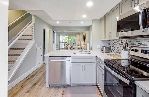 Hilton Head Island House | Professionally decorated 2-story townhouse with balcony, pool, deck & W/D