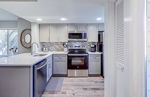 Hilton Head Island House | Professionally decorated 2-story townhouse with balcony, pool, deck & W/D