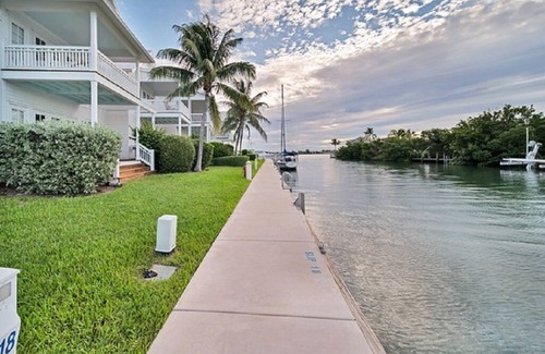 Coral Lagoon House | Professionally Decorated - Large Boat Slip - This Villa Is A Must Stay !