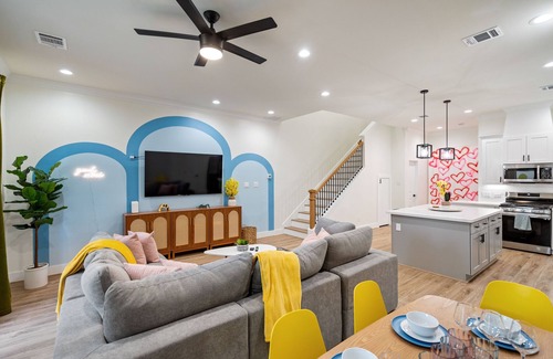 Greater Third Ward House | Professionally designed, 5min to dwtn. Sleeps 12 with patio & backyard.