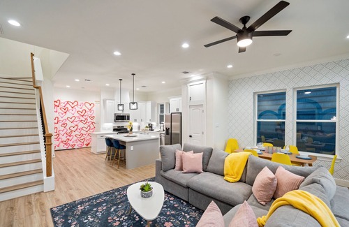 Greater Third Ward House | Professionally designed, 5min to dwtn. Sleeps 12 with patio & backyard.