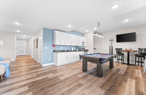 Hollister House | PROMO 10% OFF Indoor - Outdoor Pools! Lux Lake Views! Fire Pit/Hot Tub!