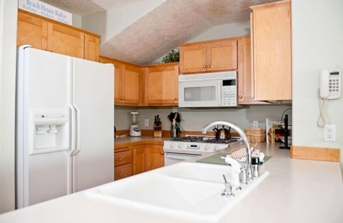 Depoe Bay Condo | Promo! Beautiful Top Floor Oceanfront Condo - Indoor Pool/Hot Tub/Wifi & HDTV!