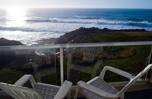 Depoe Bay Condo | Promo! Beautiful Top Floor Oceanfront Condo - Indoor Pool/Hot Tub/Wifi & HDTV!