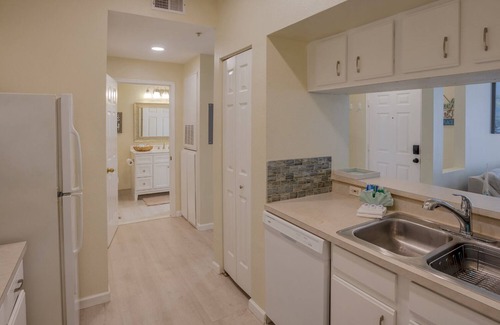 Clearwater Condo | PROMO PRICES- POOL VIEW - CLEARWATER BEACH - FREE WI-FI/PARKING