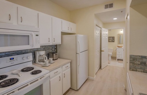Clearwater Condo | PROMO PRICES- POOL VIEW - CLEARWATER BEACH - FREE WI-FI/PARKING