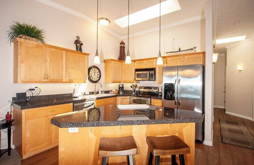 Depoe Bay Condo | Promo! Top Floor, Corner Oceanfront Condo - Indoor Pool/Hot Tub/Wifi and HDTV!