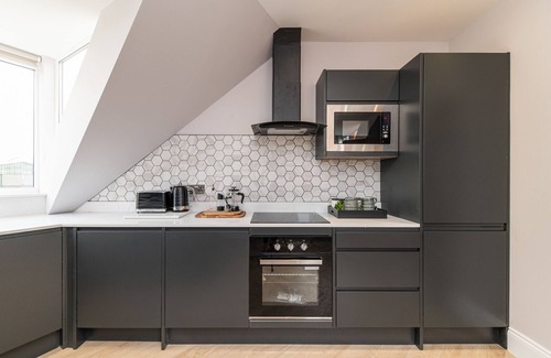 Heaton Apartment | Properties Unique | Chelmsford Loft 6
