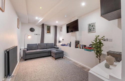 Hammersmith Broadway Apartment | property discarded