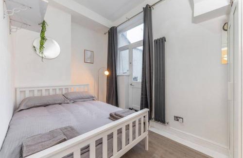 Hammersmith Broadway Apartment | property discarded