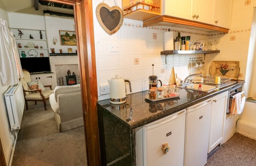 Sowerby Bridge Cottage | PROSPECT COTTAGE, pet friendly, with a garden in Ripponden
