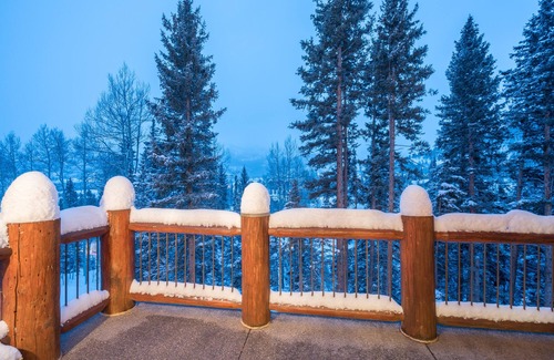Mountain Village House | PROSPECT FALLS- Luxe Log Cabin w/Hot Tub & Game Room, Easy Ski Access