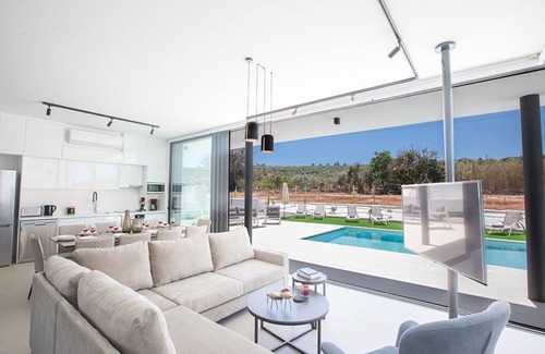 Protaras Villa | Protaras Elite Pearl Villa EP16 - a villa that sleeps 11 guests in 5 bedrooms
