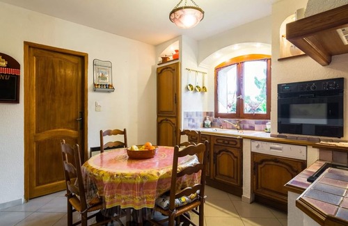 Althen-des-Paluds House | Provençal Villa with Private Pool, A/C, WiFi, Kids' Play Area, Ping-Pong, & Foosball
