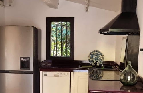 Entrecasteaux House | Provencal house by the river