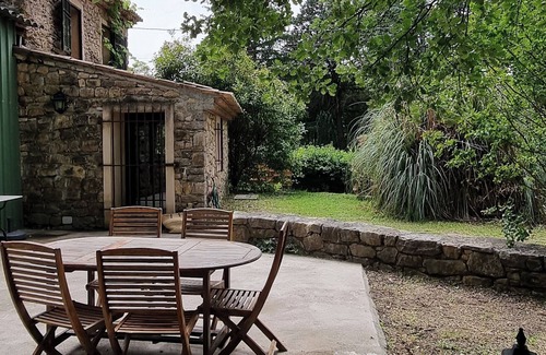 Entrecasteaux House | Provencal house by the river