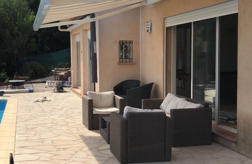 Bagnols-en-Foret Villa | Provençal villa with pool and a lovely view of the hills
